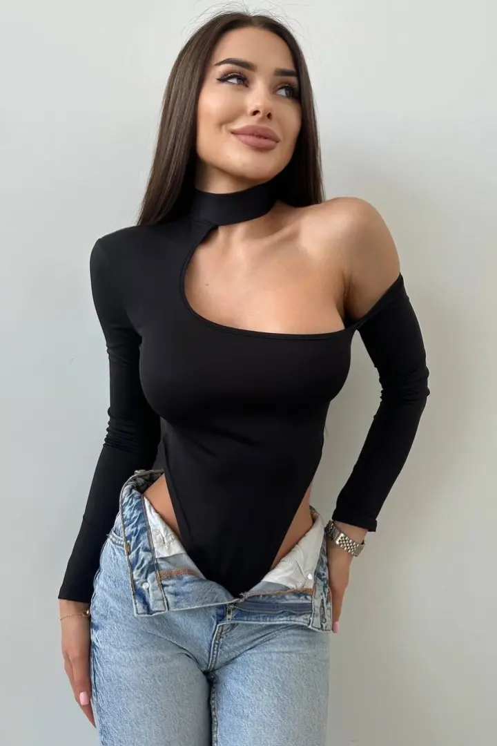 Черный боди с вырезом  IRS-123A340