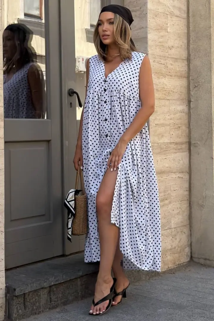 Белое платье в горошек  AVB-140A560