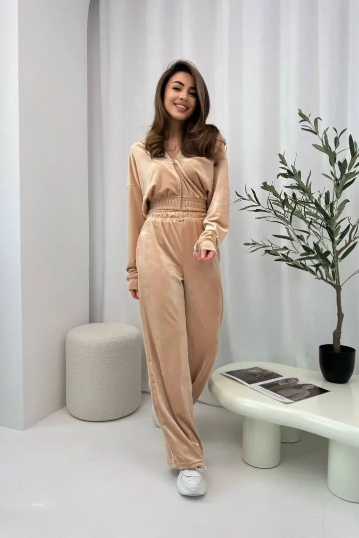 Спортивный костюм с короткой кофтой AJO-451A550