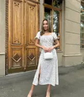 Летнее платье с разрезом на ноге AXY-040A250