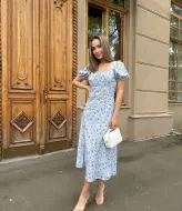 Летнее платье с разрезом на ноге AXY-040A250