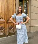 Летнее платье с разрезом на ноге AXY-040A250